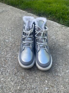Sorel Boots Explorer II Girls  Lace up Water Proof Boots  size 6